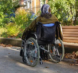 Tip Penting Keselamatan dan Perawatan dalam Menggunakan Kursi Roda Manual